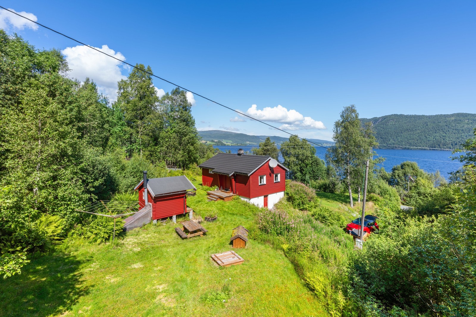 Tomten er en ren idyll og består av to bruksnummer med et samlet areal på 3058 kvm, med store plenareal, prydbusker, naturlig vegetasjon og parkeringsplass. Galleribilde