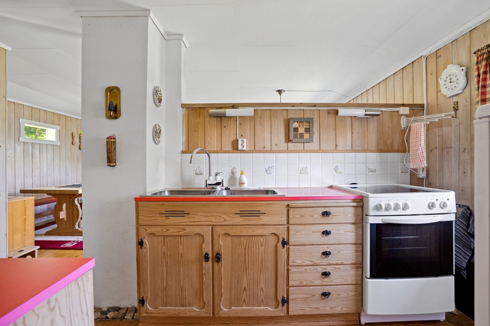 Kjøkkeninnredningen er bygget langs to sider og har profilerte fronter i heltre. Galleribilde