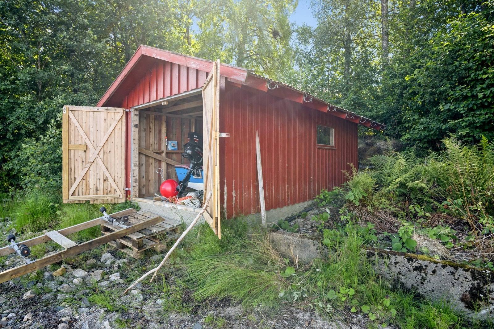 Naustet nede ved vannet er på ca. 15 kvm. Galleribilde