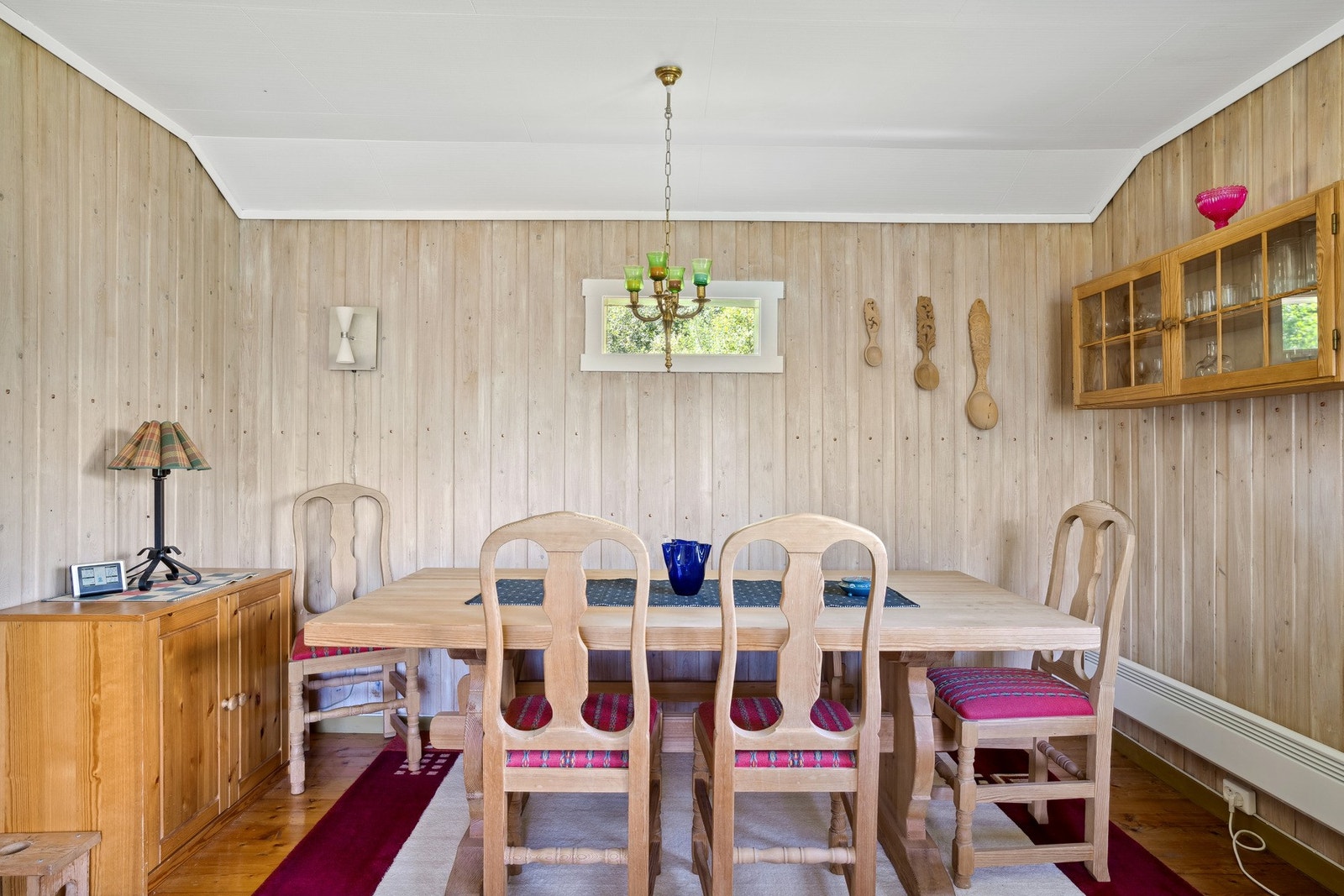 Rundt et langbord kan familien samles til kort og brettspill. Galleribilde