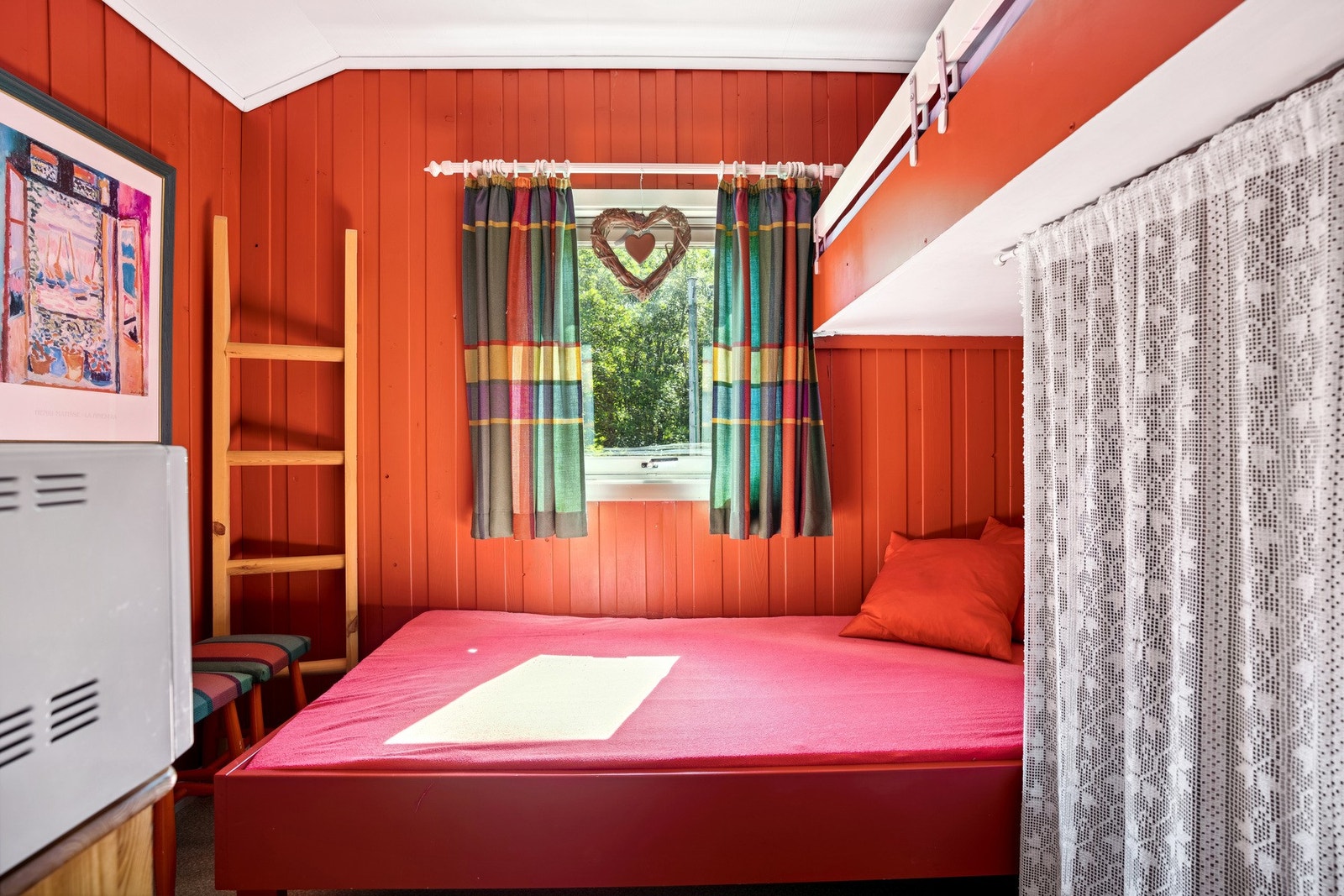 Det ene soverommet har en smart, plassbygd familiekøye. Galleribilde