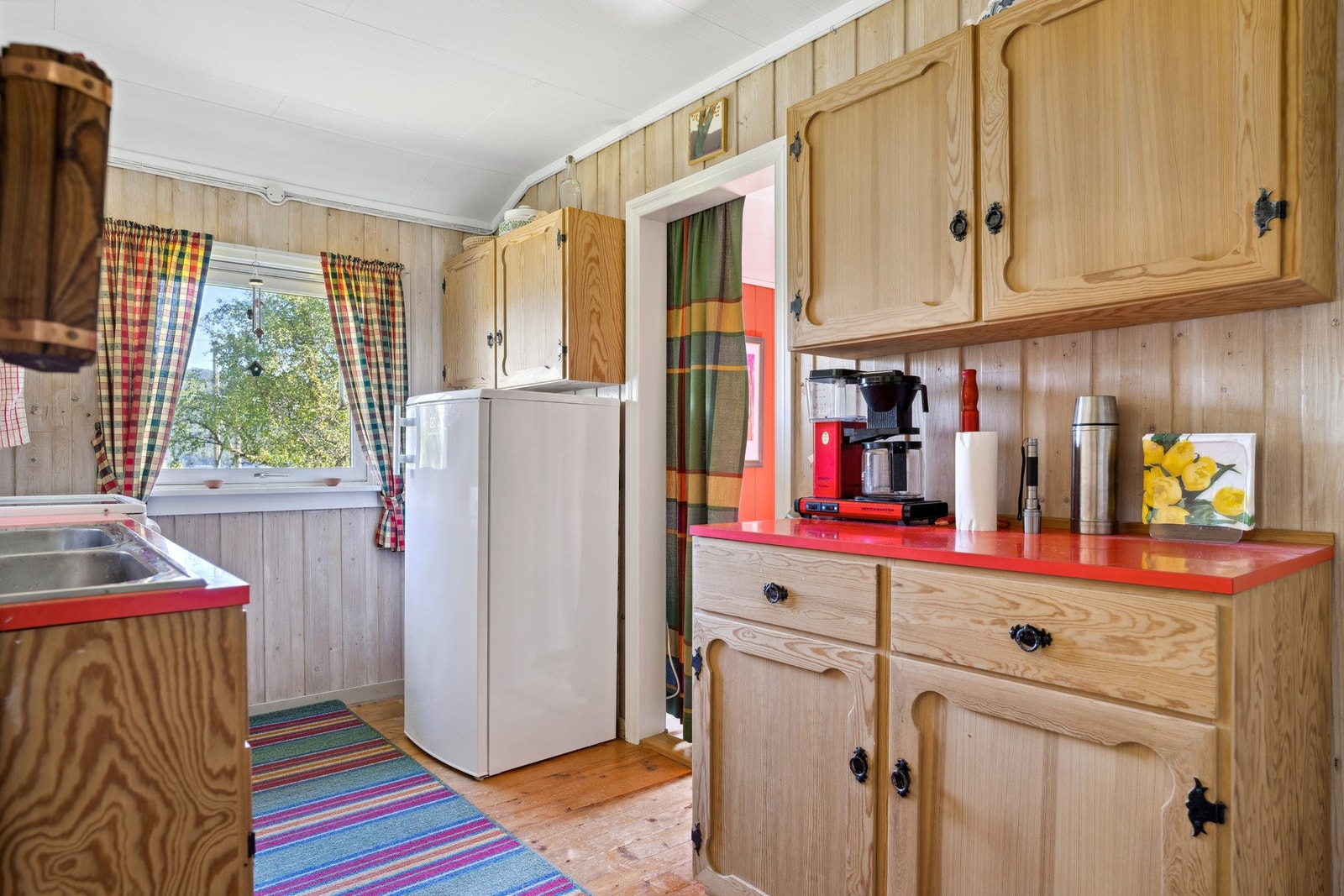 Kjøkkenet har benkeplater i laminat, dobbel oppvaskkum og innlagt kaldt sommervann. Galleribilde