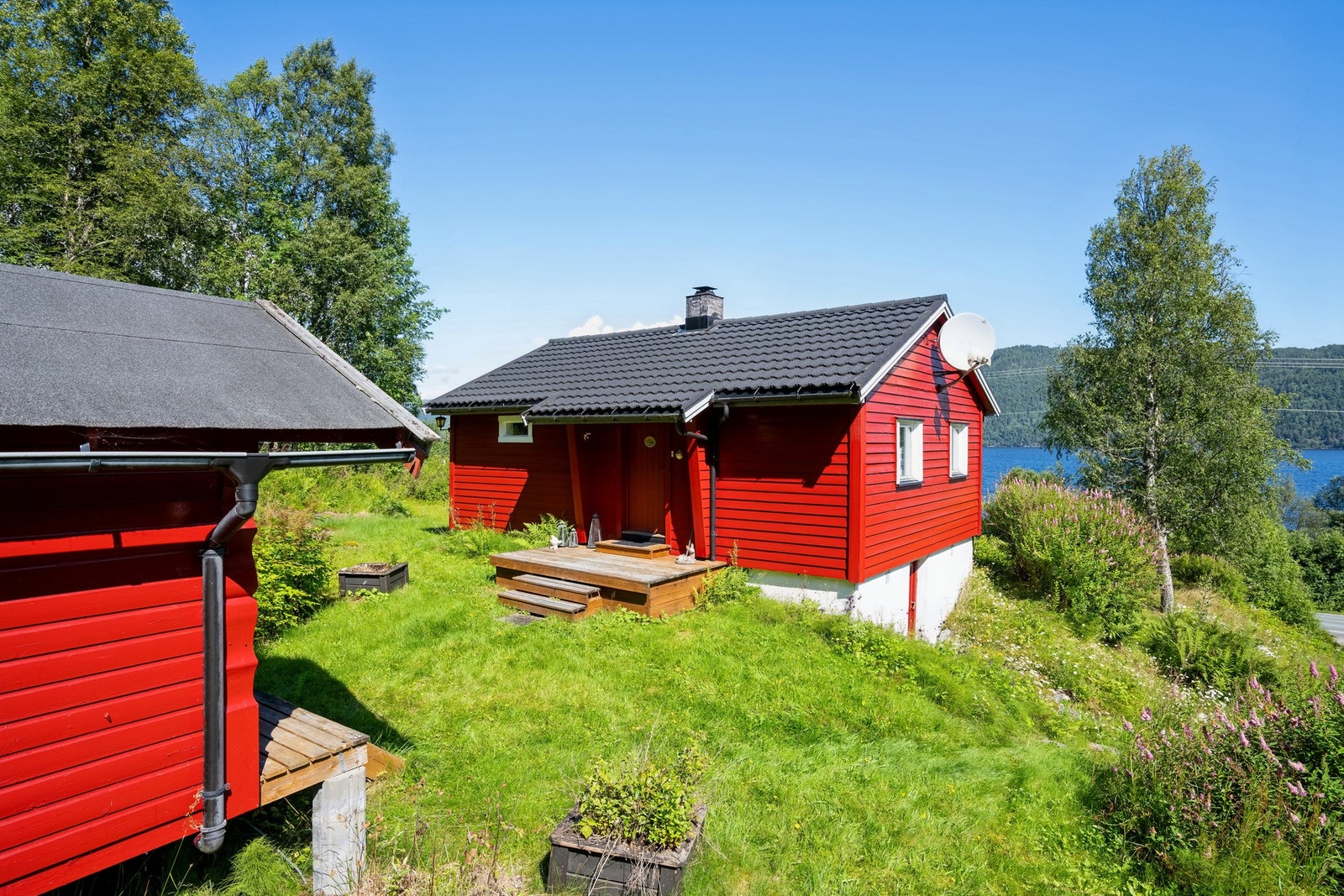 I tillegg til hytta er tomten bebygd med et uthus på ca. 5 kvm. Galleribilde