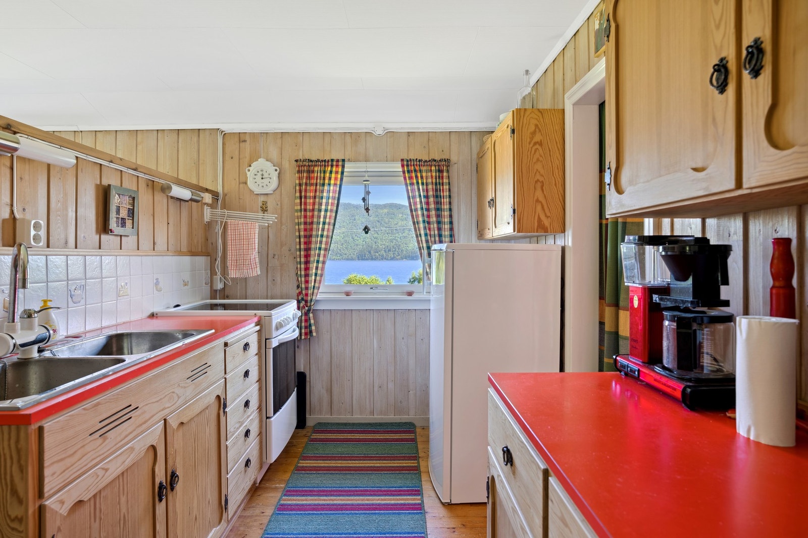 Fra vindfanget kommer man rett inn på kjøkkenet, hvor blikket straks trekkes mot vannet. Galleribilde