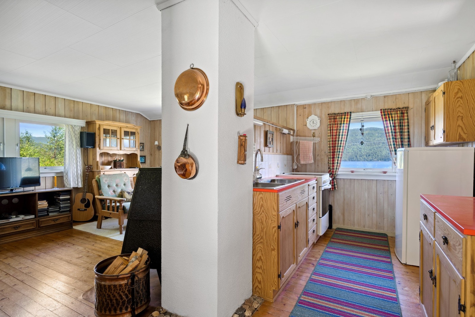 Det er plass til både komfyr og kjøleskap på kjøkkenet. Galleribilde