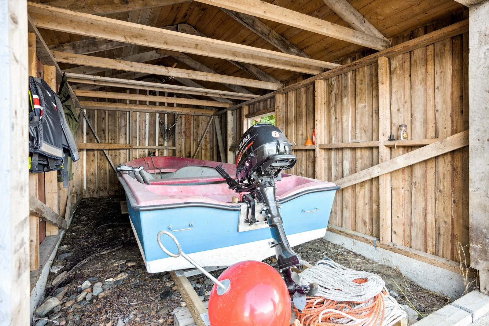 Om man ikke har båt i naustet får man et lunt sted hvor sommerkveldene kan tilbringes. Galleribilde