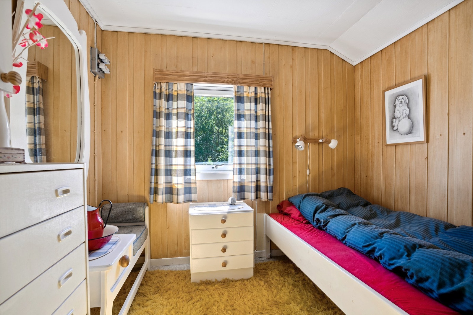 Fra kjøkkenet er det inngang til hyttas to soverom. Galleribilde