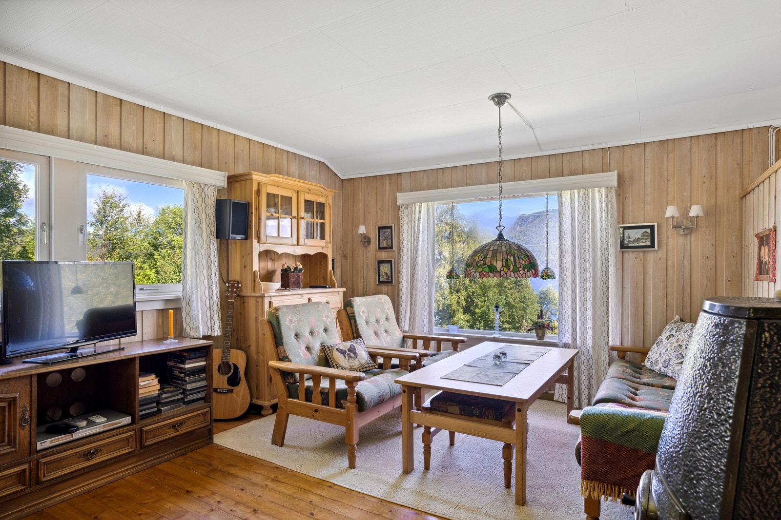 I stuen er det en vedovn som gjør det varmt og godt på kjølige dager. Galleribilde