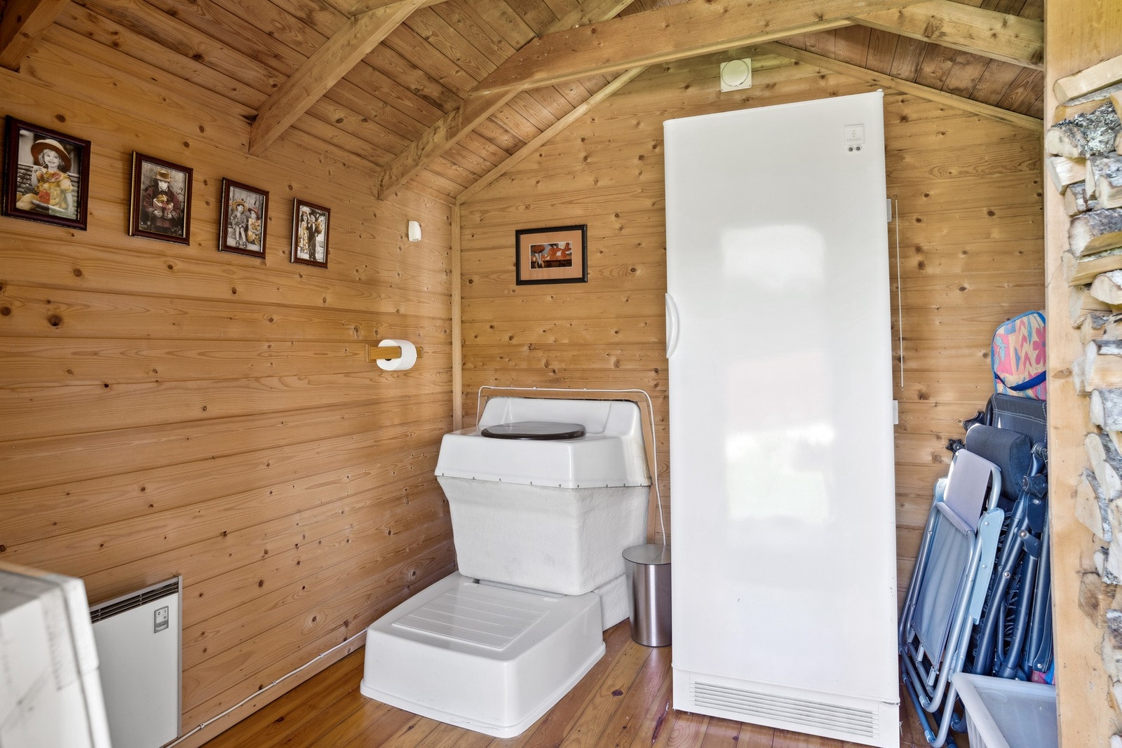 Uthuset har innlagt strøm, forbrenningstoalett og god lagringsplass. Galleribilde