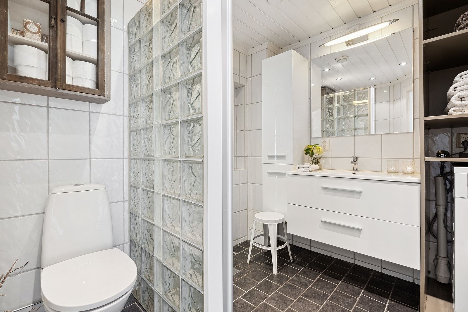 Pent flislagt bad med varmekabler i gulv. Her er det mye oppbevaringsplass, samt vaskemaskin. Galleribilde