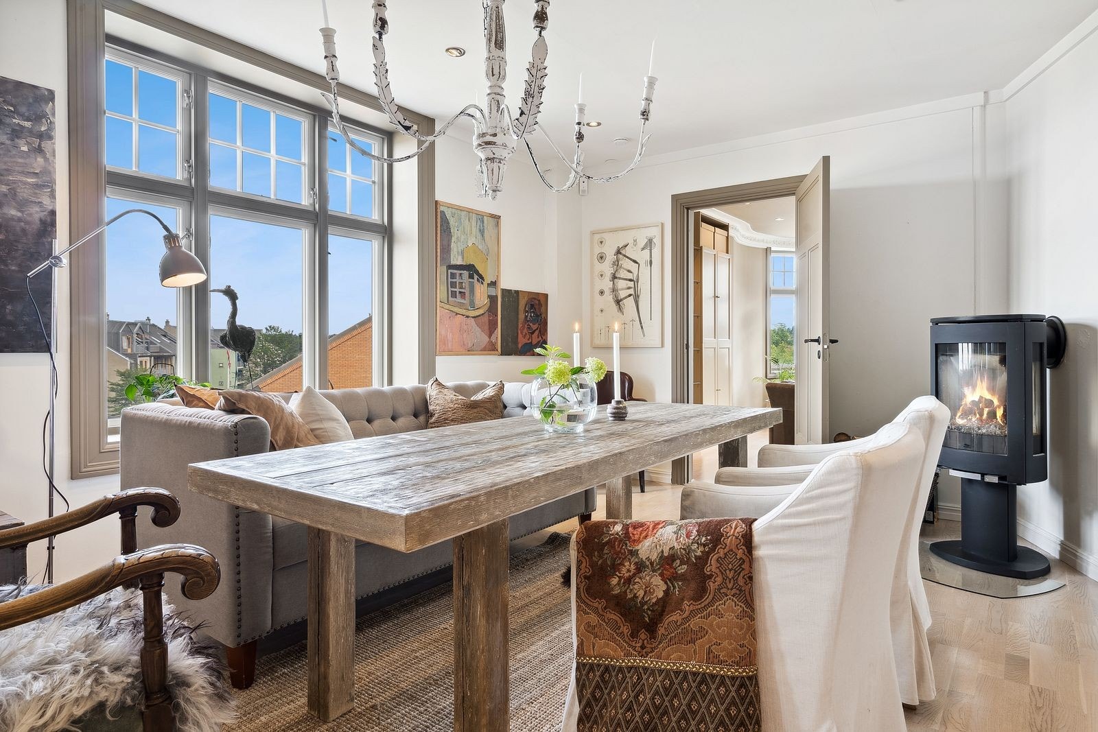Gjennomgående for leiligheten er rause vindusflater og svært god takhøyde. Vedoven gir god varme. Galleribilde