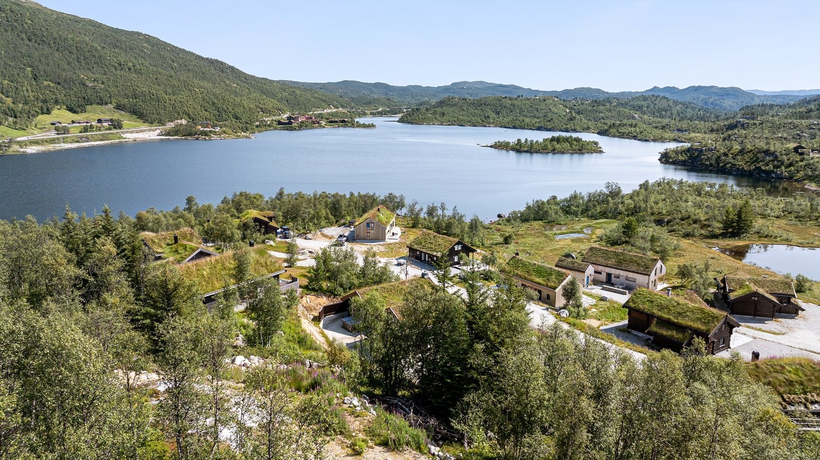 Om sommeren er det flotte fiske- og bademuligheter, samt flotte turer i vakker natur Galleribilde