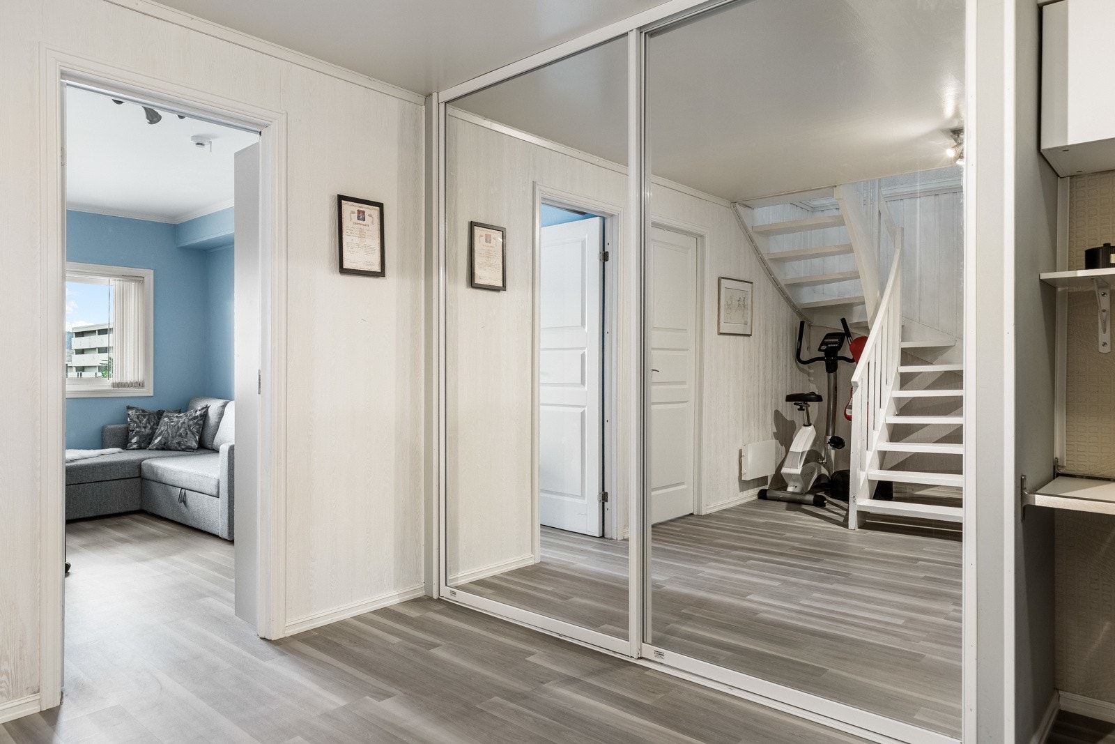 Her er det godt med lagringsplass i skyvedørsskap med speilfronter. Galleribilde