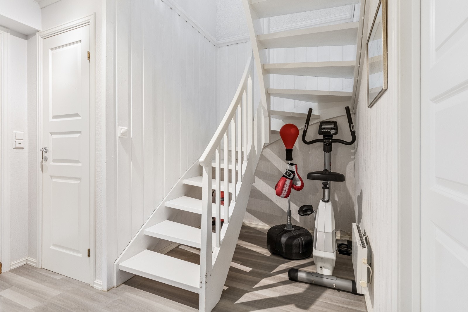 Det er også mulighet for å lagringsplass under den hvitmalte trappen. Galleribilde