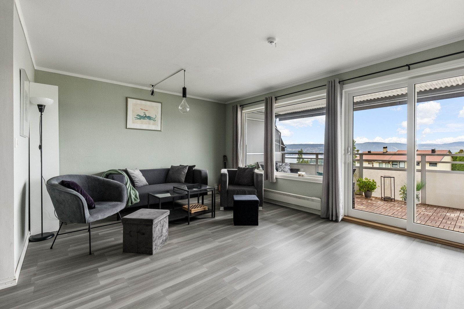 Stuen gir et tiltalende og innbydende inntrykk, der interiøret er nøye gjennomtenkt for å skape en harmonisk og moderne atmosfære. Galleribilde