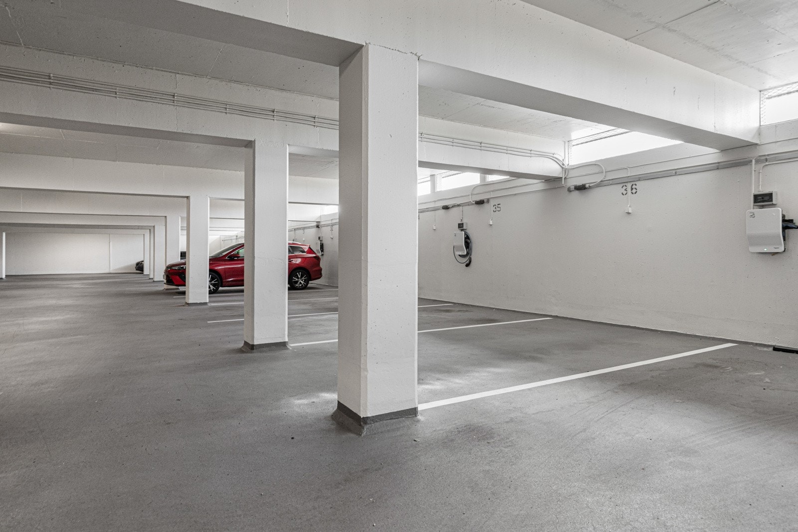 Det er parkering på tilhørende biloppstillingsplass i felles garasjeanlegg. Galleribilde