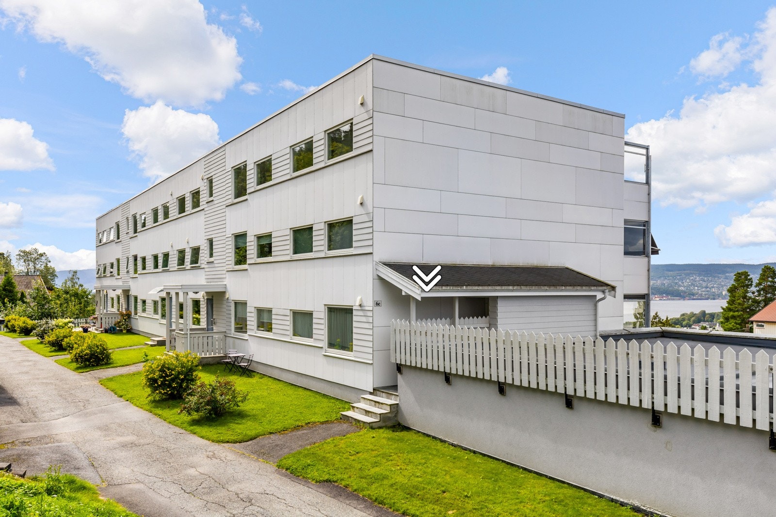 Boligen har attraktiv beliggenhet på Linneslia i Lier kommune, med fantastisk utsikt mot Drammen. Galleribilde