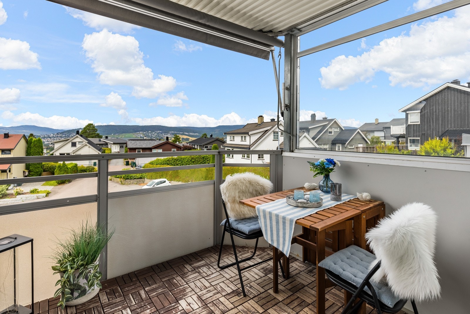 Fra stuen i første etasje er det utgang til en overbygd balkong på 12 kvm. Galleribilde