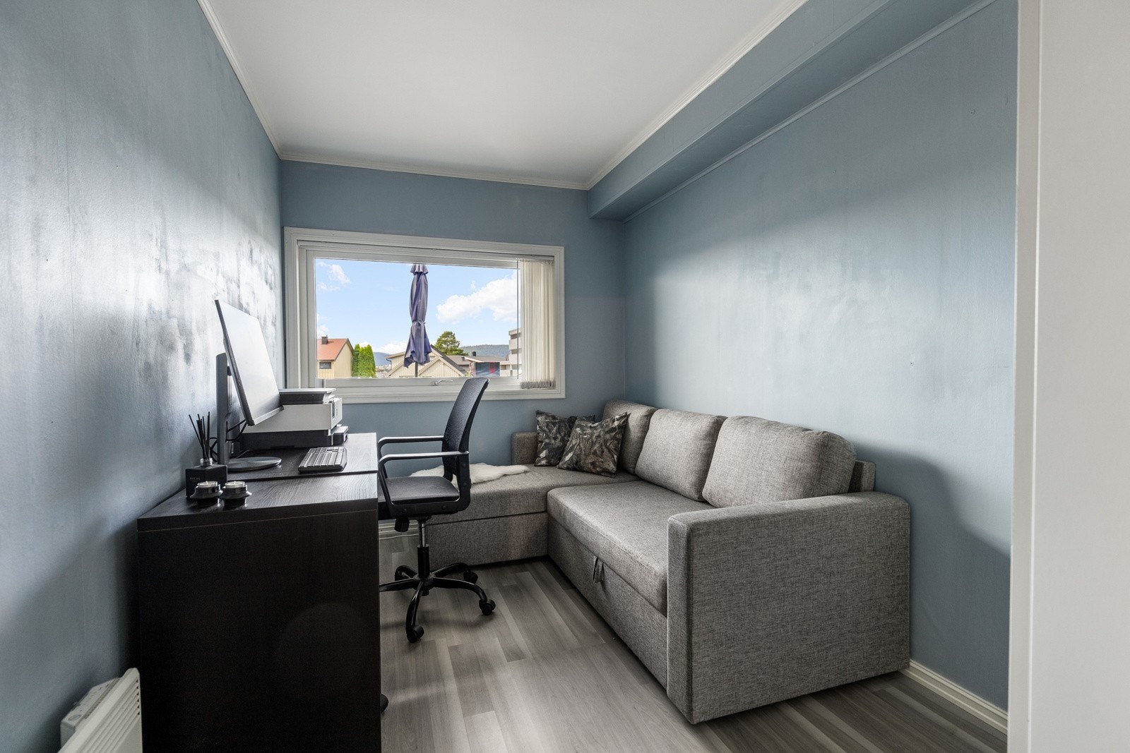 Leiligheten har to pene soverom som begge ligger i underetasjen med adkomst via en romslig gang. Galleribilde