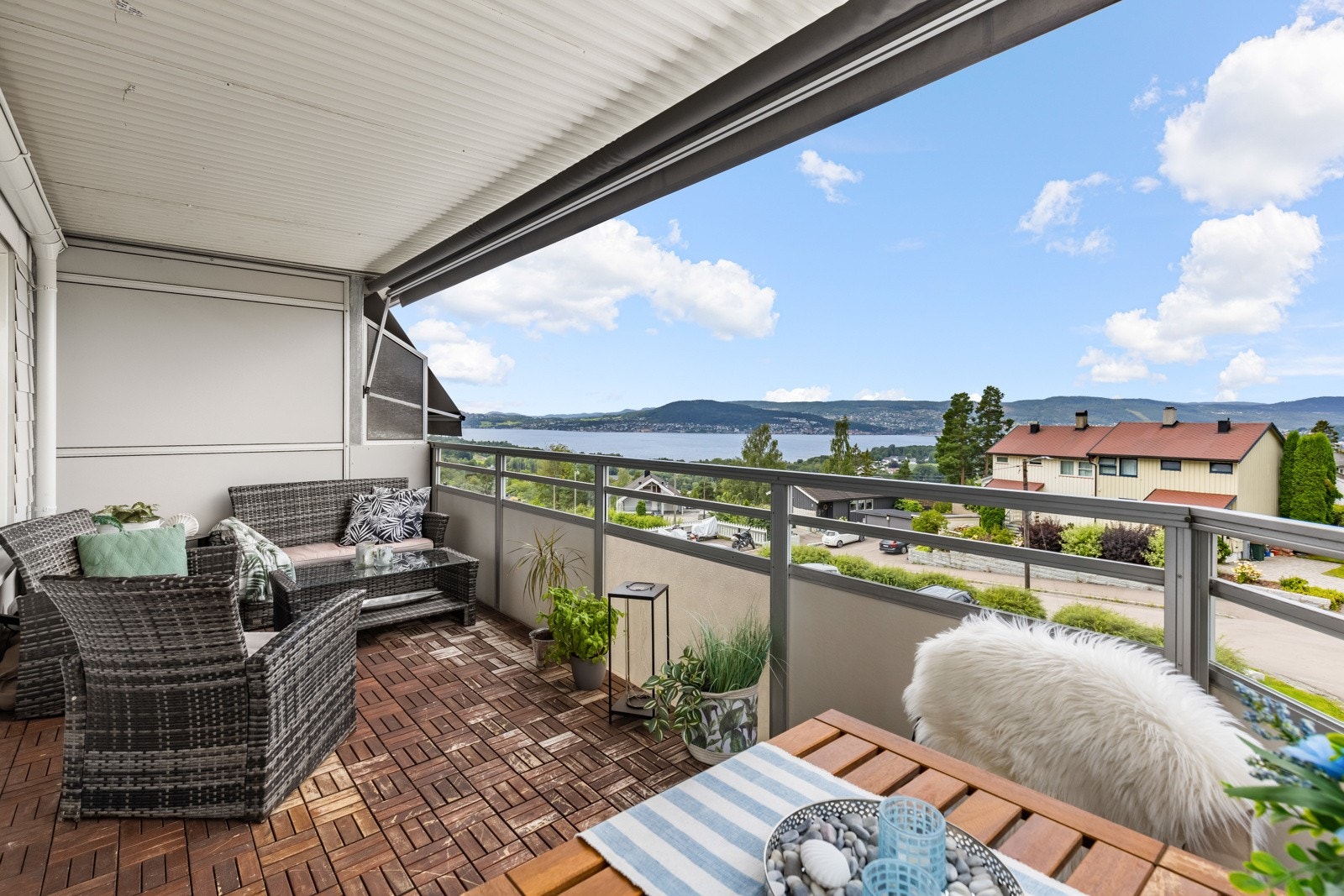 . Balkongen har markise på overbygget for solskjerming. Galleribilde