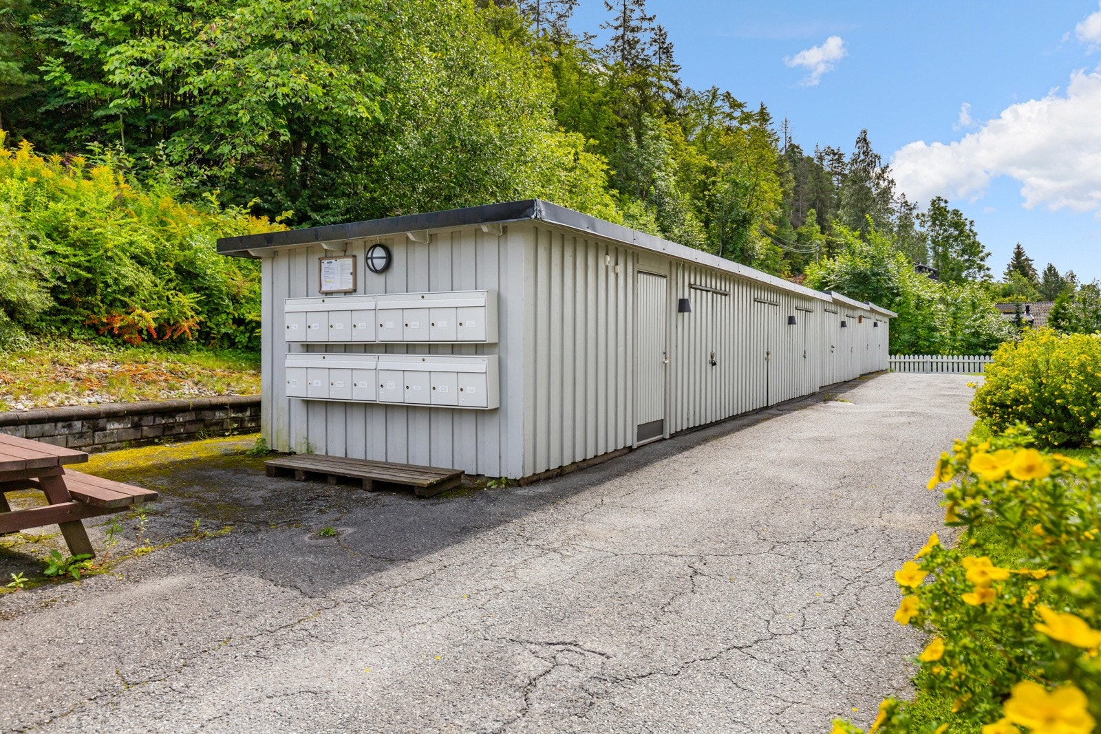 Området har nærhet til gode servicetilbud og offentlig kommunikasjon, deriblant tog med hyppige avganger mot Oslo. Det er også kort vei til idrettshall, treningssenter, svømmehall og ridesenter. Galleribilde