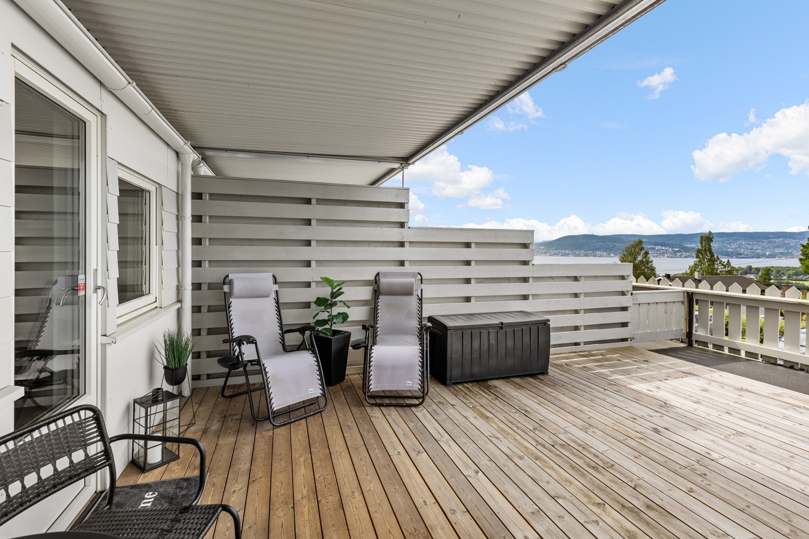 Utenfor soverommet i etasjen under ligger en terrasse på romslige 35 kvm. Galleribilde