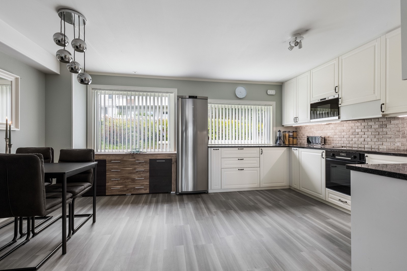 Kjøkkenet ligger i første etasje og har Ikea-innredning fra 2016 og plass til spisebord. Galleribilde