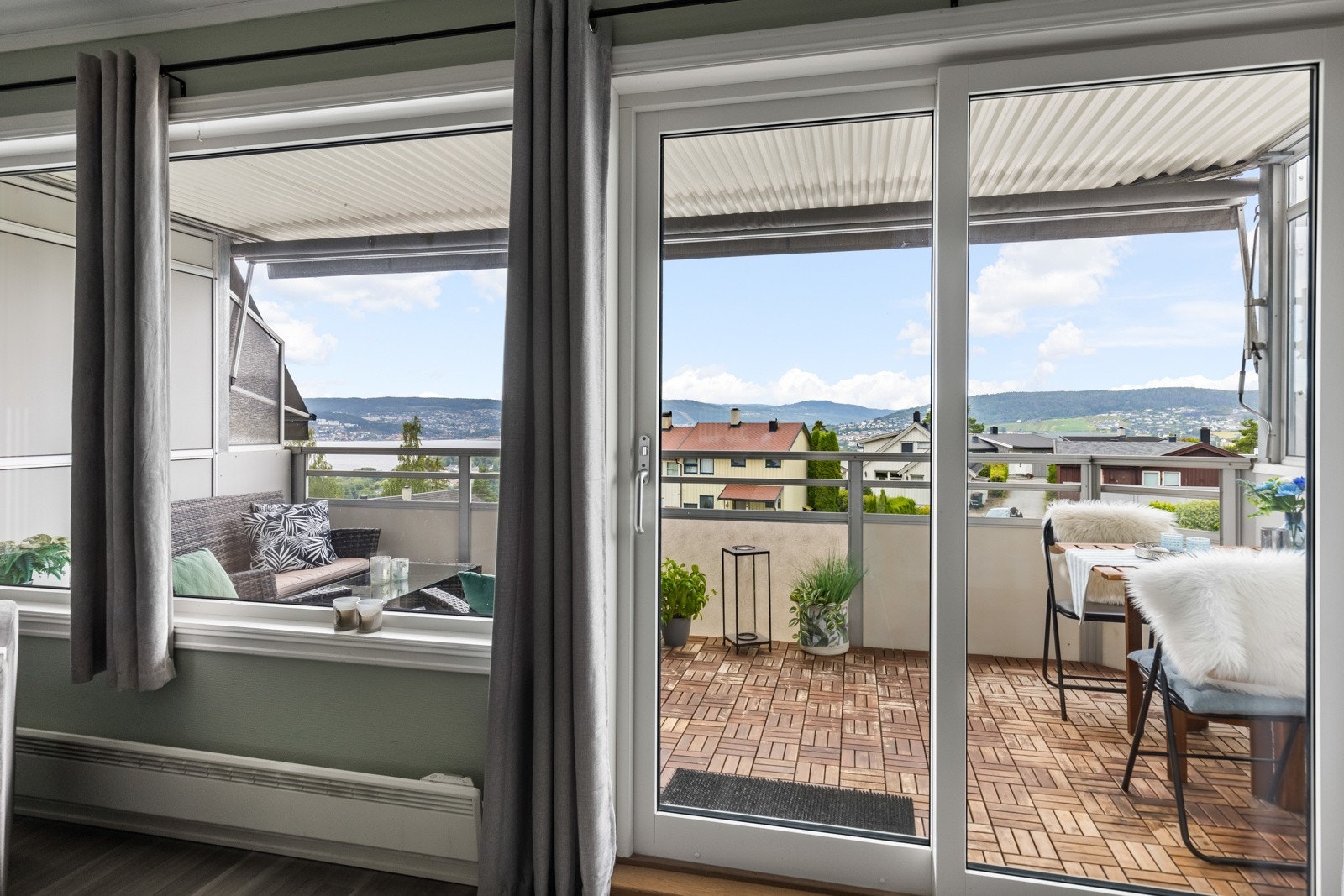 Med store vindusflater langs endeveggen og en skyvedør i glass mot balkongen får stuen behagelige lysforhold, samtidig som det skapes en glidende overgang mellom uterom og innerom. Galleribilde