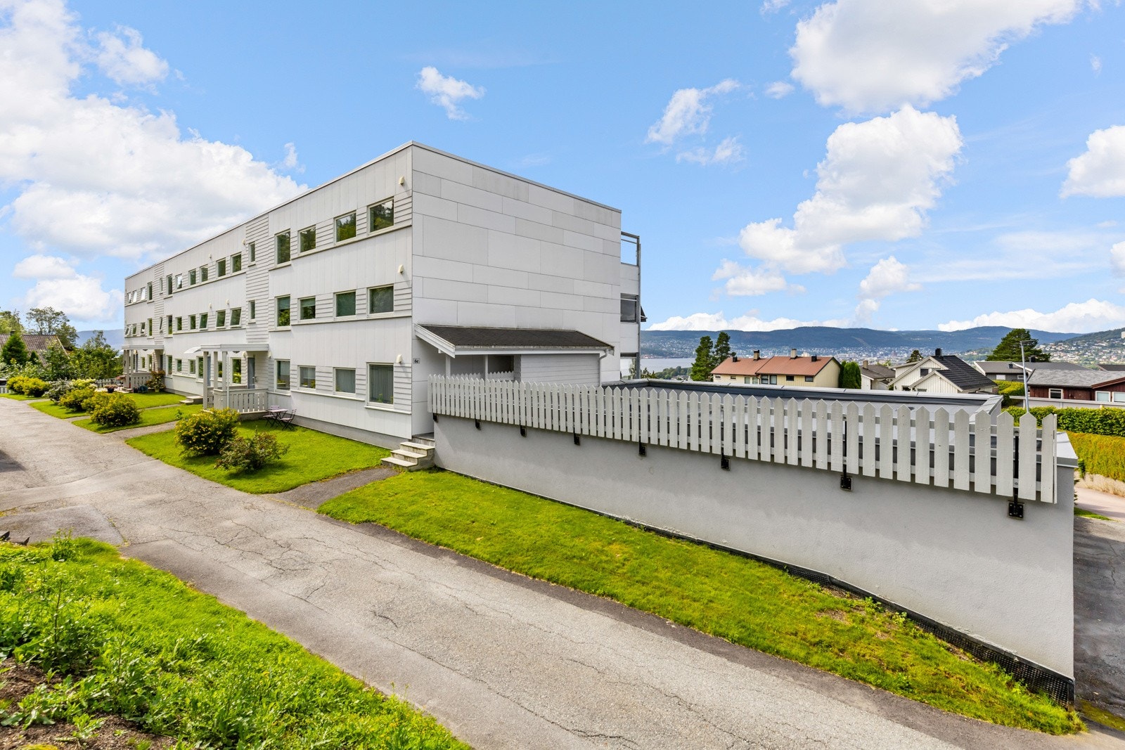 Området har nærhet til gode servicetilbud og offentlig kommunikasjon, deriblant tog med hyppige avganger mot Oslo. Galleribilde