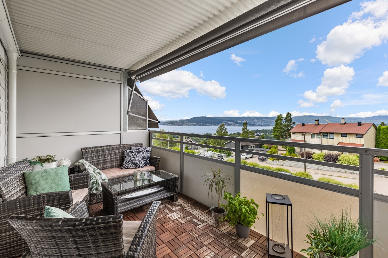 Velkommen til Kunterudveien 6 E, en stor 3-roms endeleilighet på 100 kvm med god planløsning over to etasjer og tilhørende garasjeplass. Galleribilde