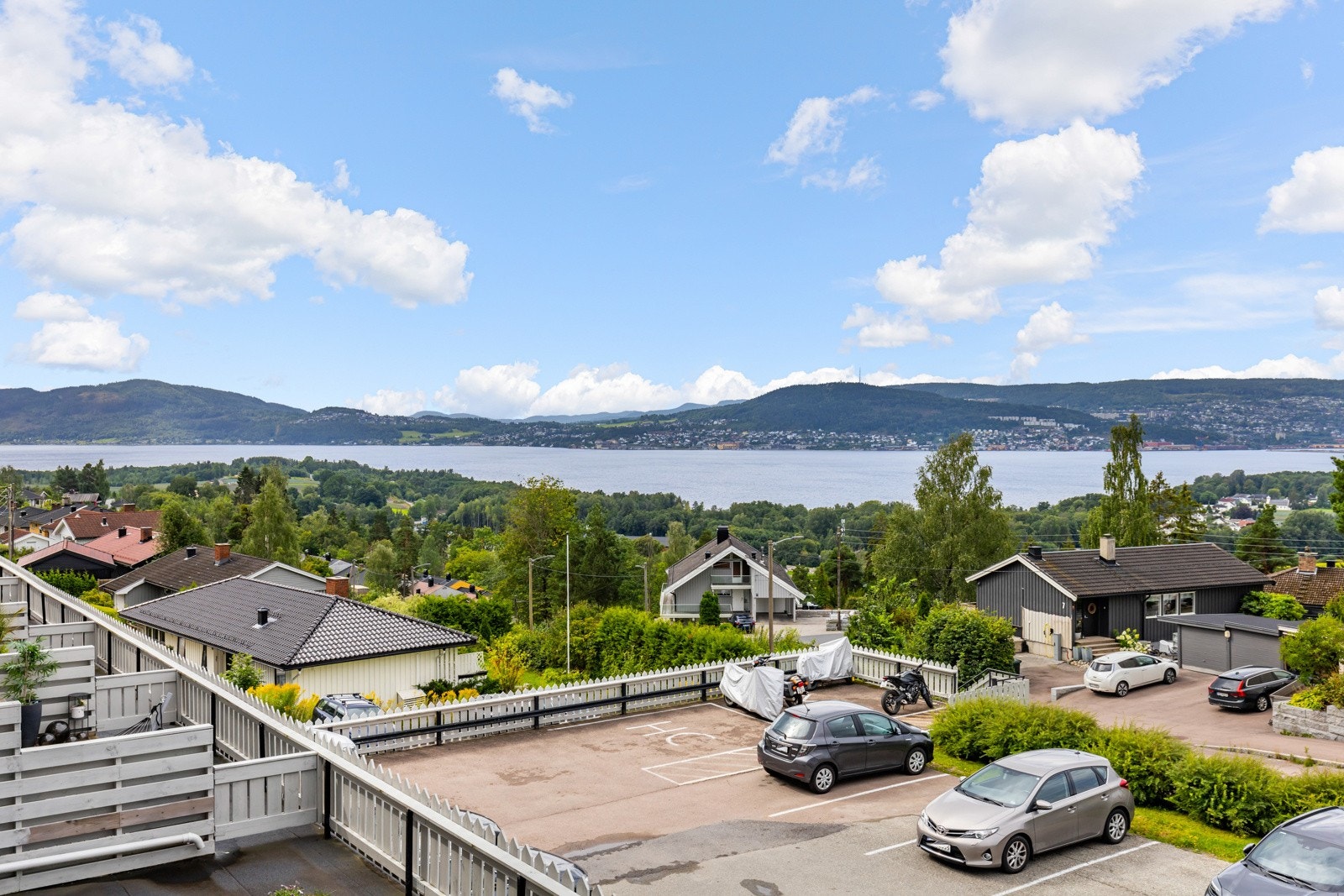 Både utsikt og fine solforhold kan nytes på romslig, overbygd balkong utenfor stuen og på den meget store terrassen utenfor hovedsoverommet. Galleribilde