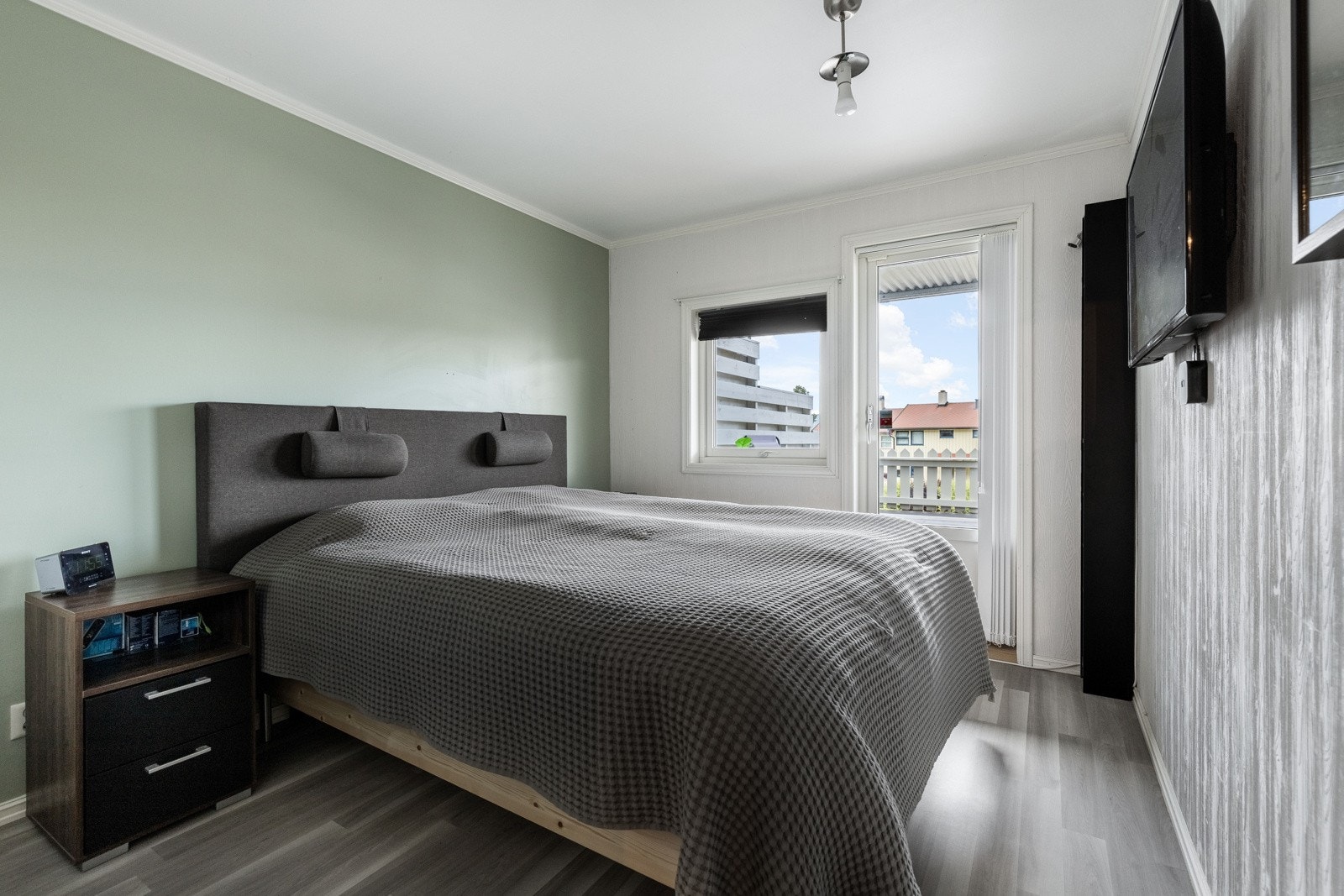 Soverommene har laminatgulv, vegger i moderne farger og naturlig lys via gode vinduer på endeveggen. Galleribilde