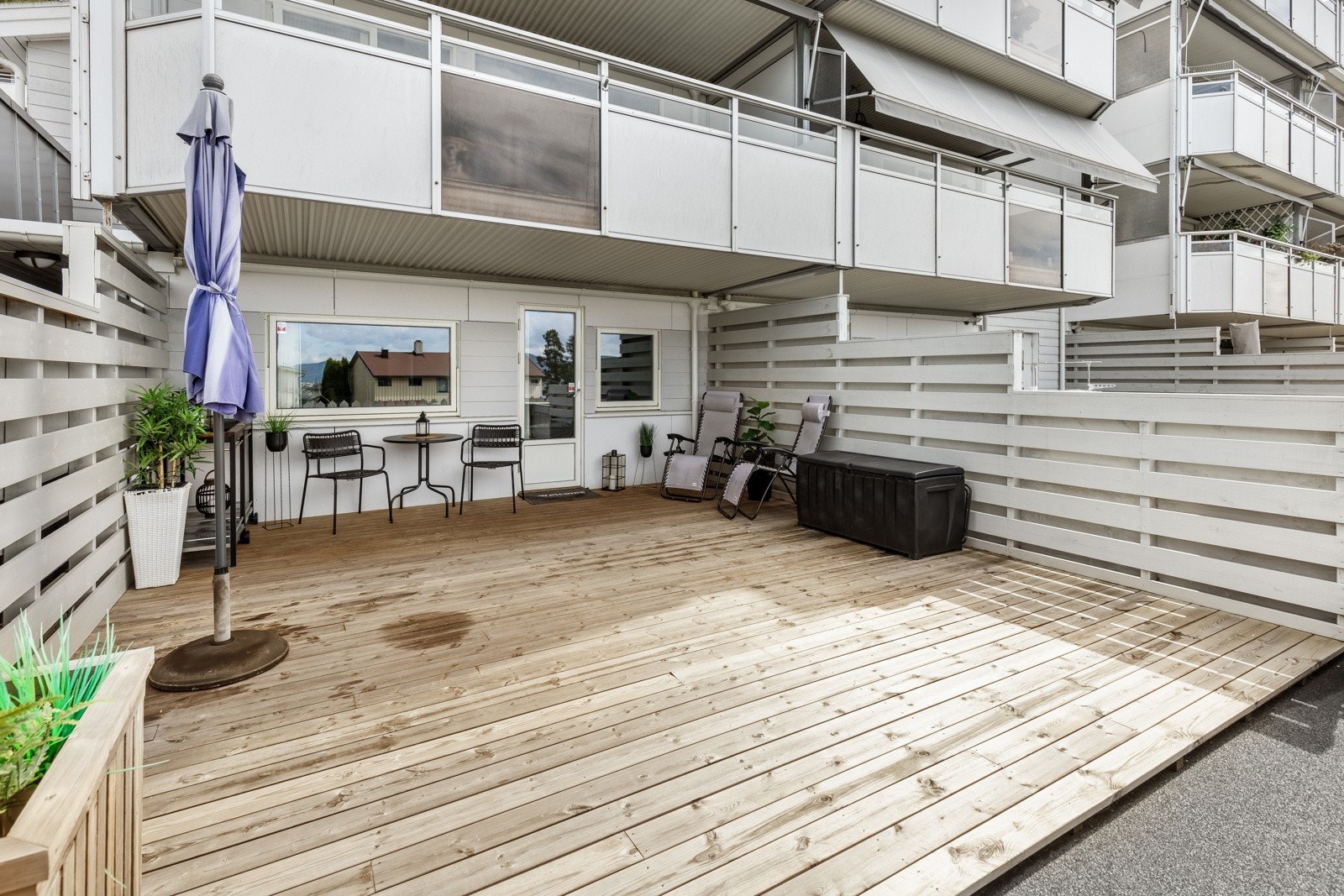 Terrassen er noe overbygd, har tredekke og det er levegg på begge sider. Terrassen ble pusset opp i 2022. Galleribilde