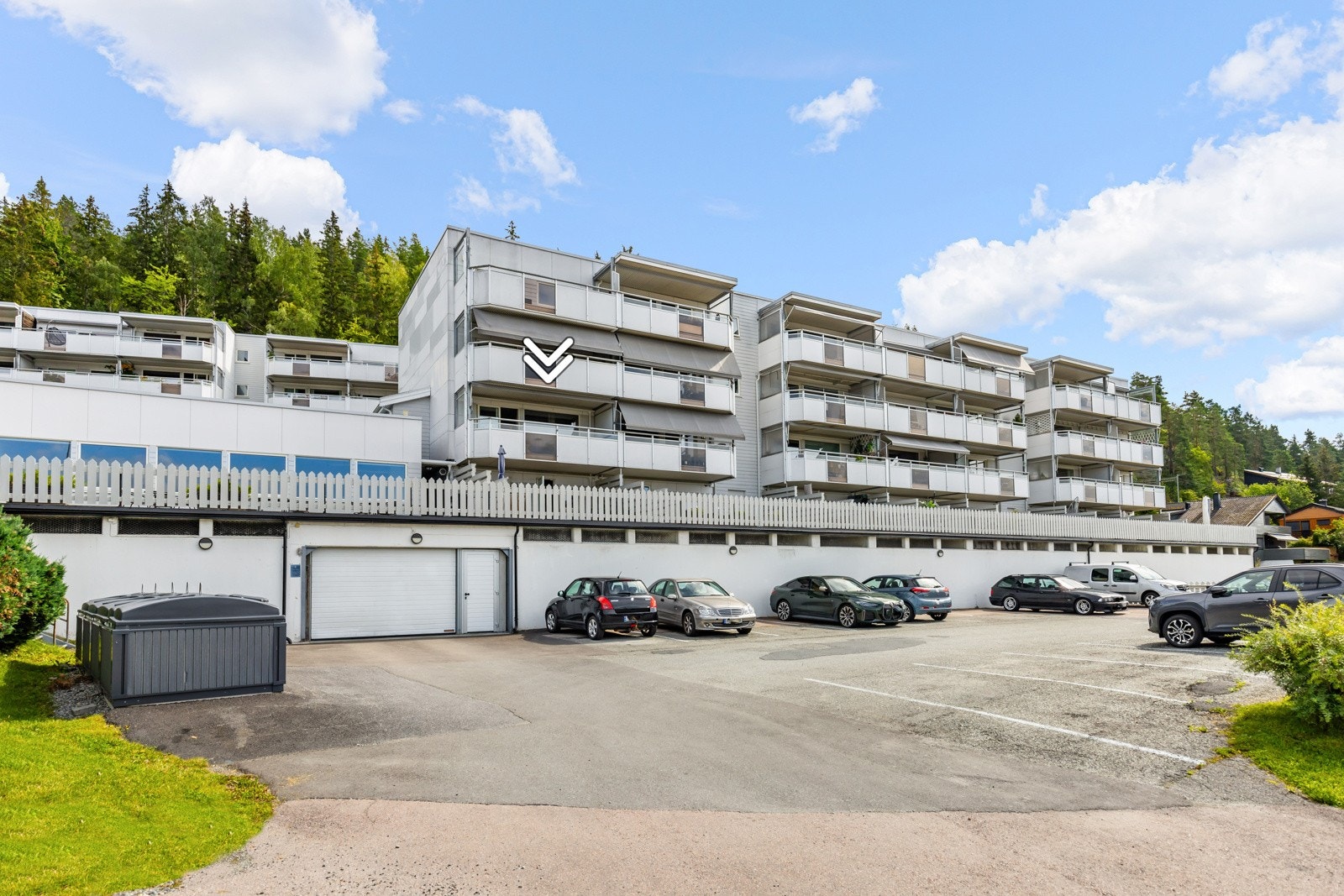 Dagligvarehandelen kan blant annet gjøres på Kiwi Gullaug og Rema 1000 Lierstranda. Ønsker du ytterligere servicetilbud har CC Drammen, Drammen sentrum og Liertoppen kjøpesenter et rikt utvalg av fasiliteter og servicetilbud. Galleribilde