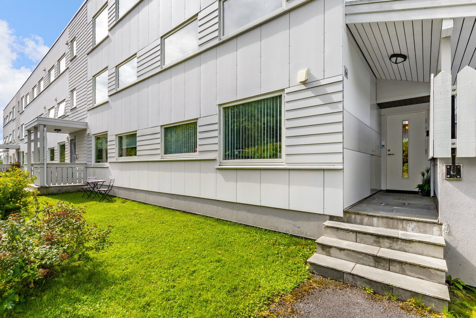 Der er en egen inngang inn til leiligheten. Galleribilde