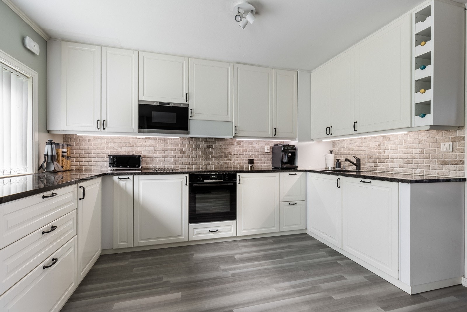 Ny komfyr fra Boch i 2023. Kjøleskap medfølger ikke. Lamper på kjøkken kan kjøpes av kjøper. Galleribilde