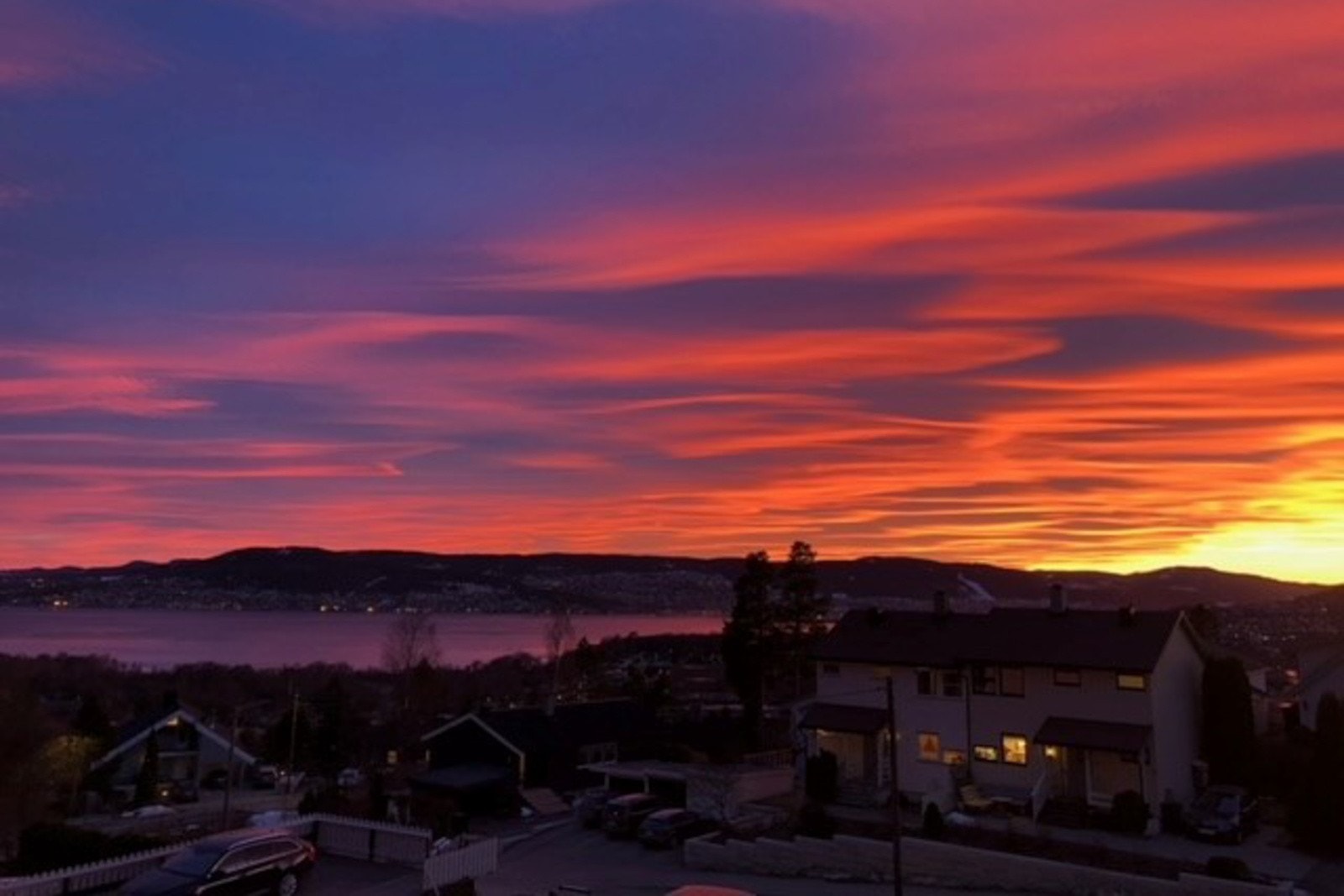 Den attraktive beliggenheten gir en nydelig, vidstrakt utsikt over Lierdalen og Drammensfjorden. Galleribilde