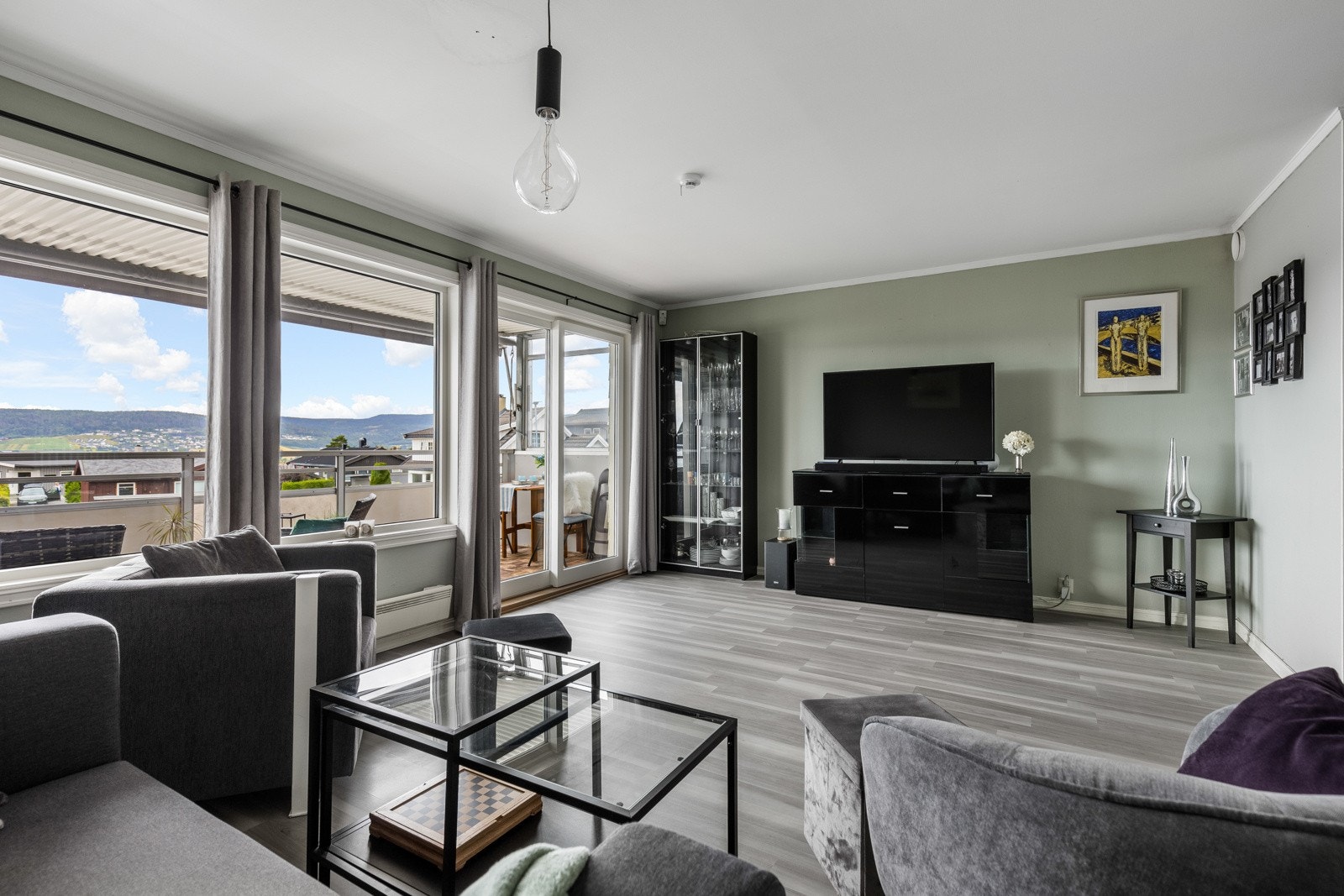 Laminatgulvet, som kombinerer stil og funksjonalitet, er slitesterkt og lett å vedlikeholde, samtidig som det gir rommet en elegant og tidløs karakter. Galleribilde