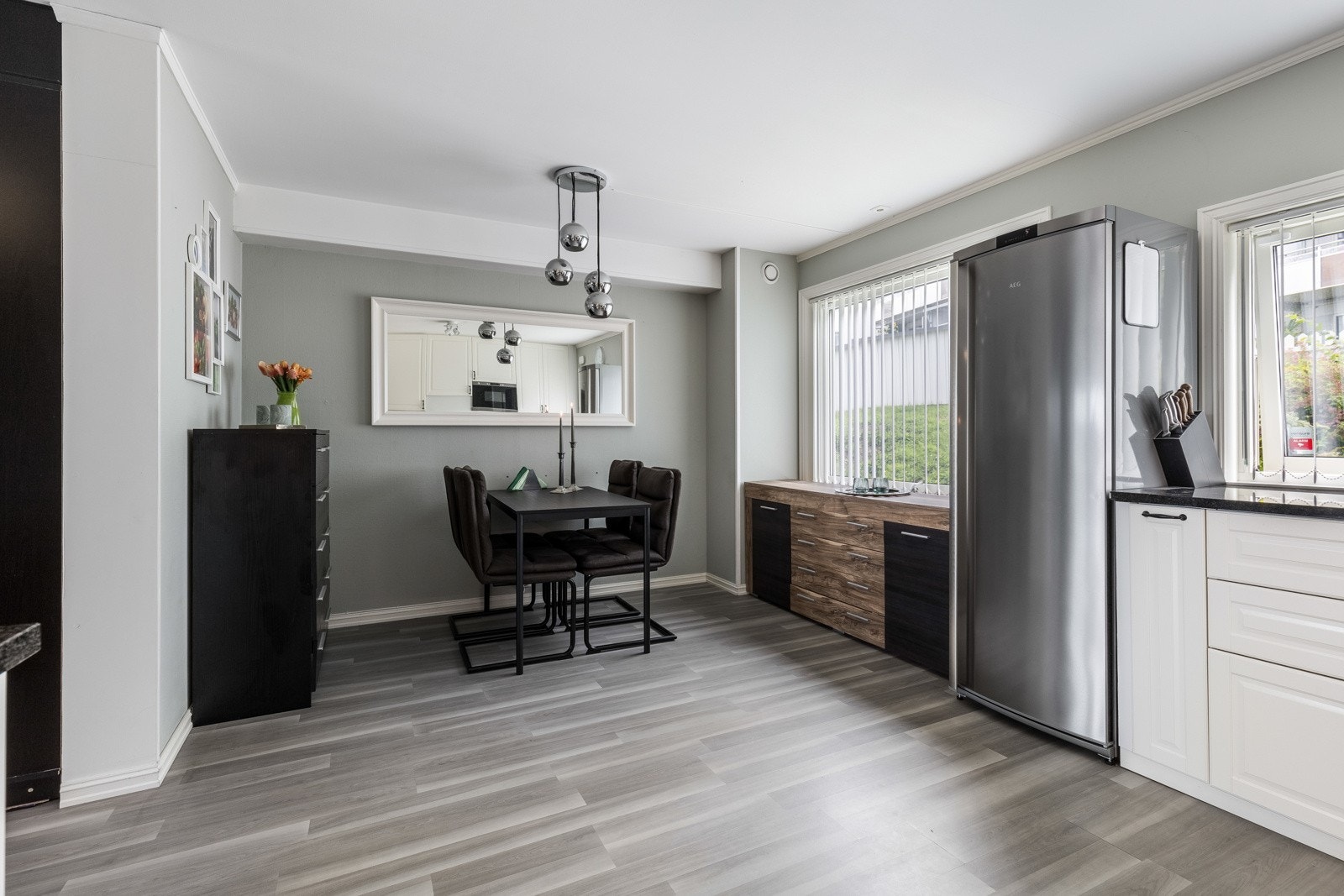 Den takhøye innredningen er i klassisk stil med hvite, profilerte fronter, vinhyller, benkeplate i granitt og nedfelt oppvaskkum. Galleribilde