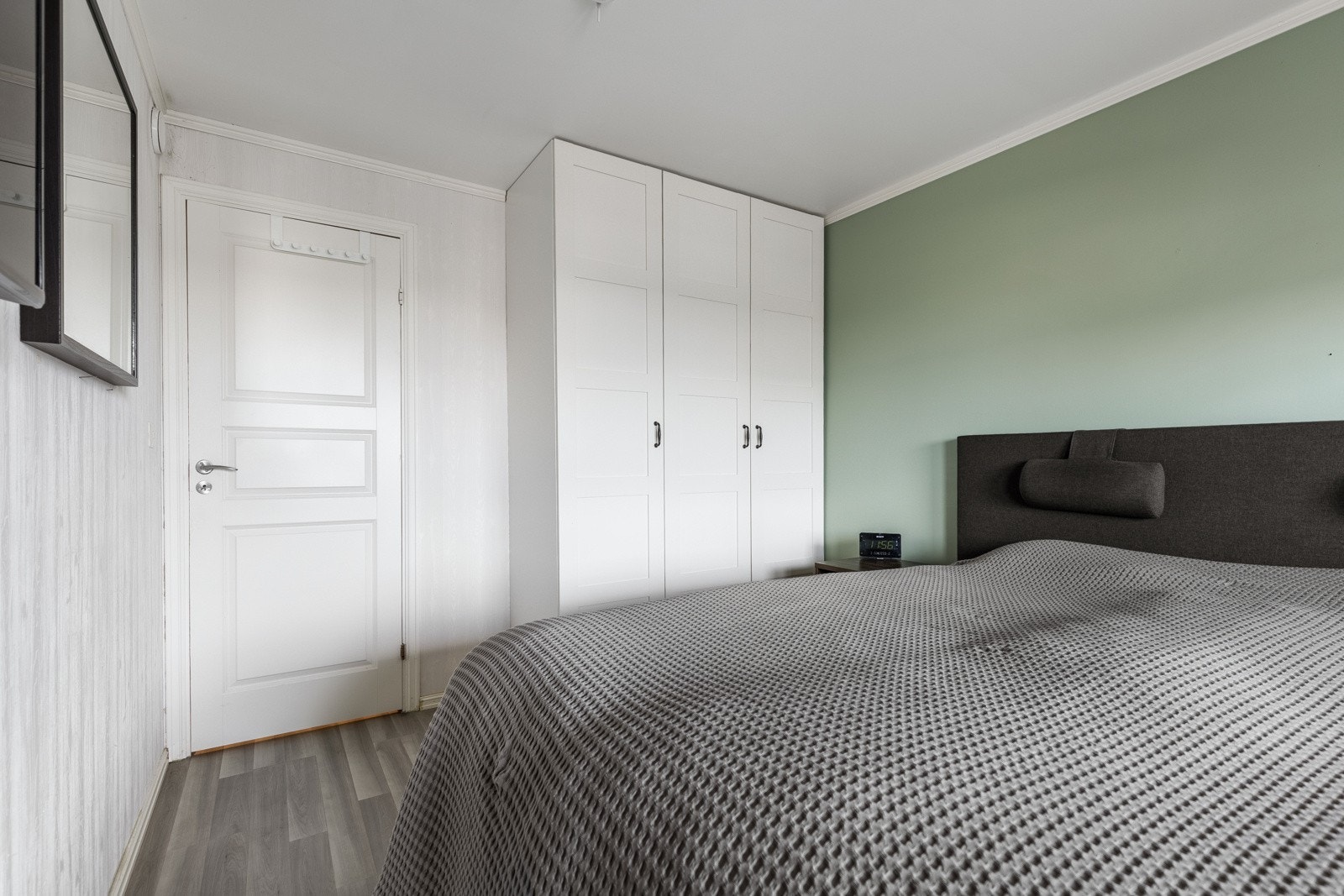 Hovedsoverommet har hvitt garderobeskap, god plass til dobbeltseng og det er utgang til en stor terrasse med utsikt. Galleribilde