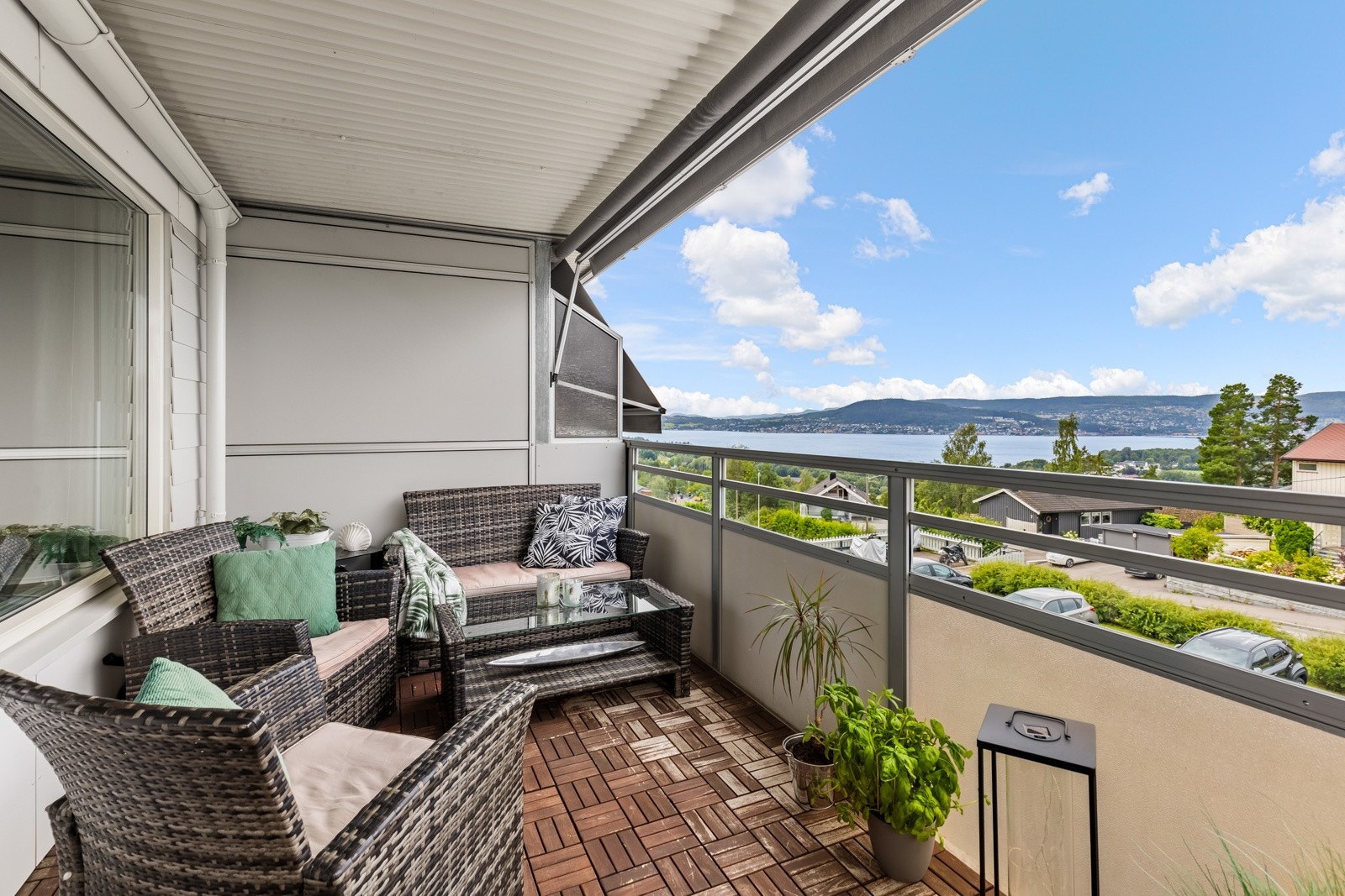 Privatmegleren ved Kristian Haltvik har gleden av å presentere denne 3-roms andelsleiligheten over to plan med egen inngang. Galleribilde