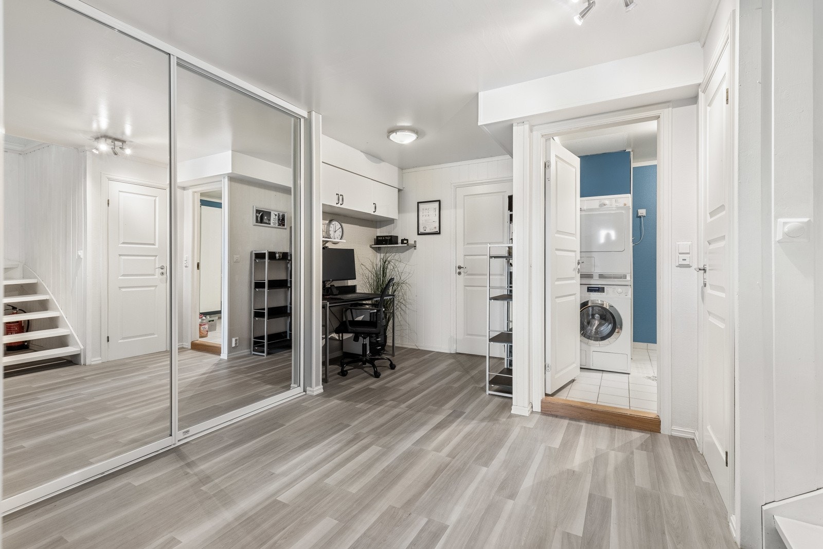 Ved siden av garderoben er det montert to veggskap med plass for hjemmekontor i underkant. Galleribilde