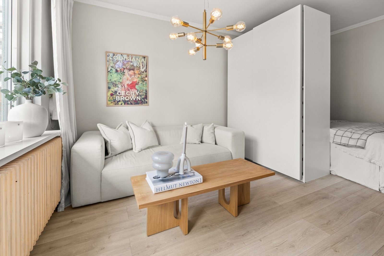 Stuen er tidsriktig og moderne, og innredes enkelt med ønsket sofagruppe og annet passende møblement. Galleribilde