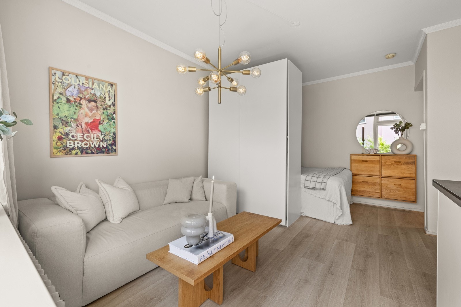 Overflatene er holdt i lyse fargetoner. Galleribilde