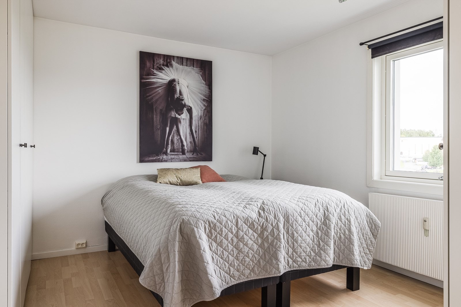 Det er god plass til en bred dobbeltseng. Galleribilde