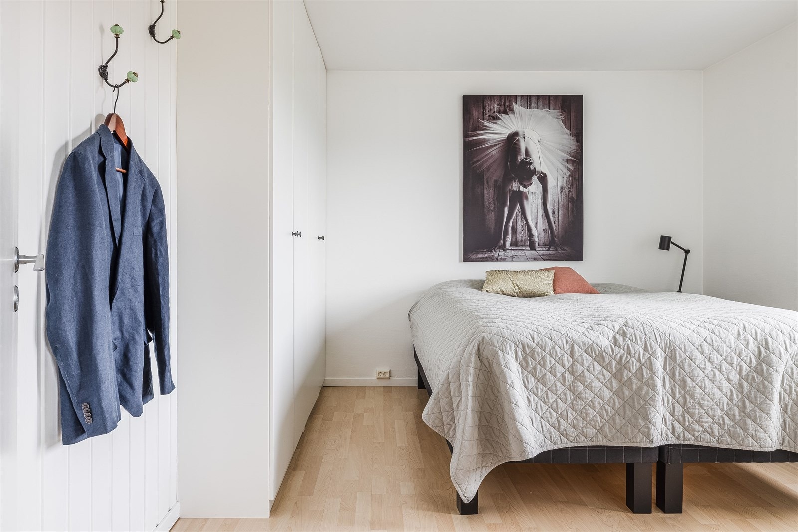 Et lyst og pent soverom. Galleribilde