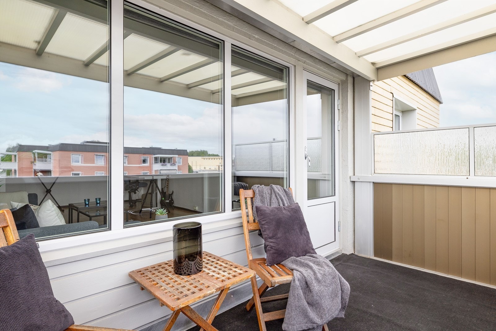Balkongen er på 7m² og er overbygd. Her har du sola fra morgen til lengre ut på dagen. Galleribilde