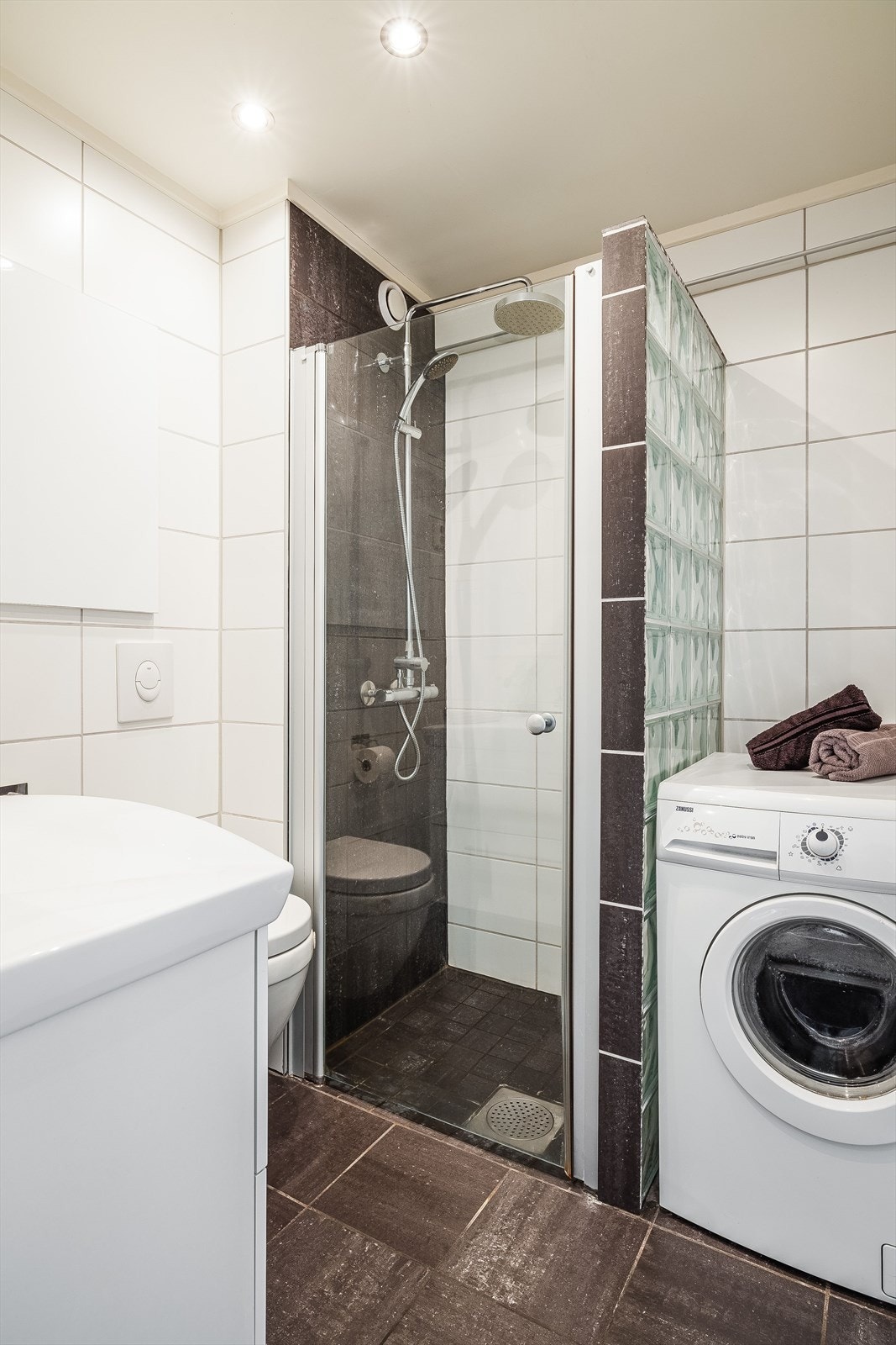 Fra entréen kommer du inn til badet. Badet ble pusset opp i 2018. Galleribilde