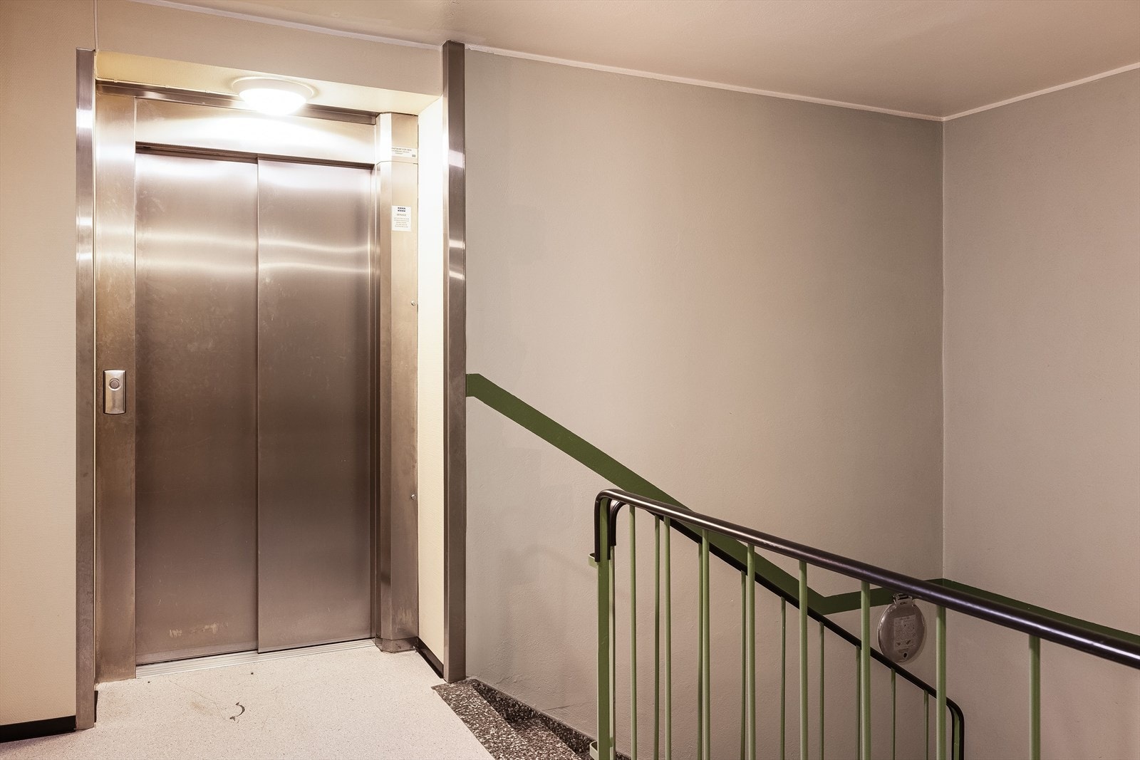 Det er en romslig heis i bygget som gjør hverdagen litt mer behagelig. Galleribilde