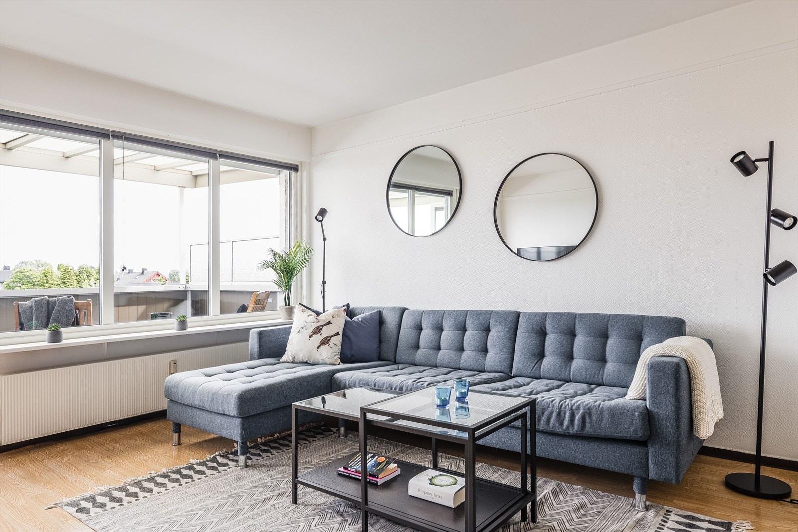 De store vinduene bidrar til en lys og trivelig stue. Galleribilde